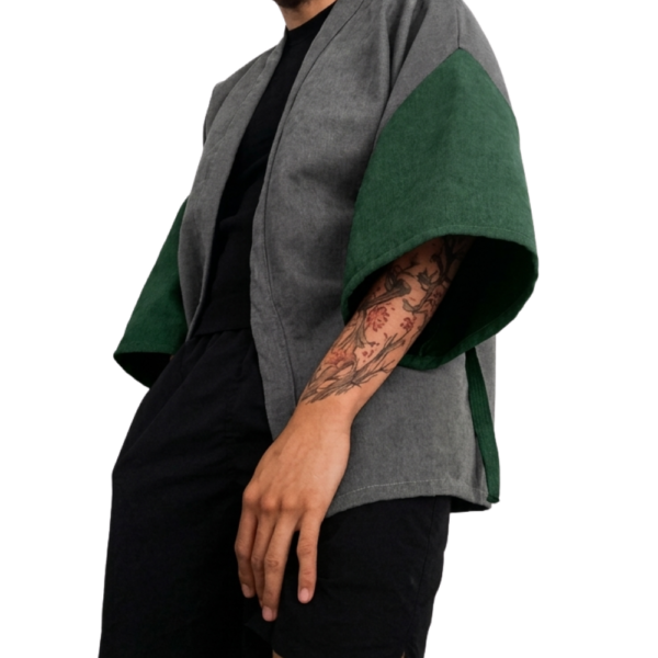 Imagen de modelo hombre, con un Haori moderno Japones colores aqua