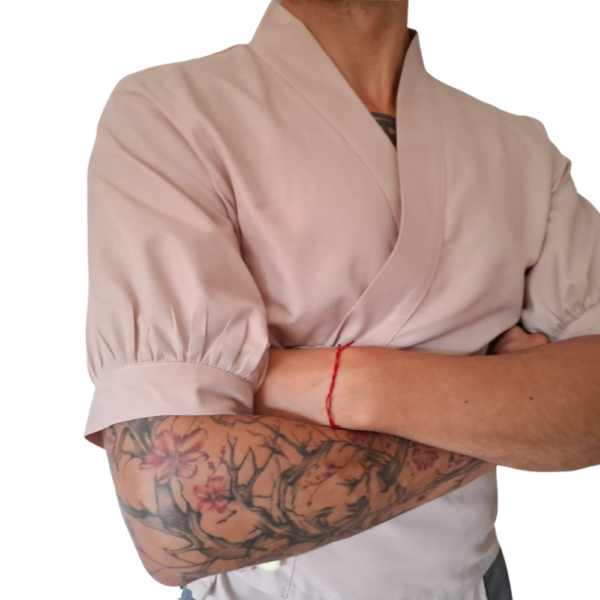 Imagen que muestra un modelo hombre posando una camisa moderna japonesa color Beige
