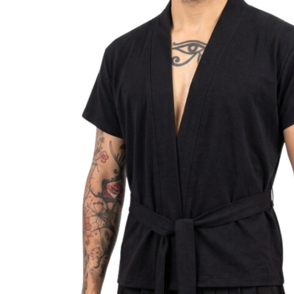 Modelo hombre con tatuajes, modelando una camisa moderna japonesa de diseño unico